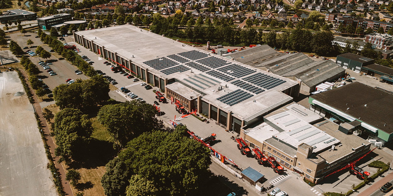 Overhead view of the Agrifac headquarters with solar panels on the roof.