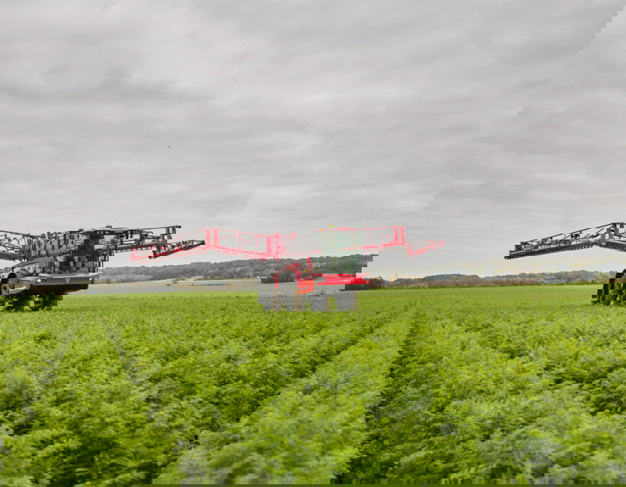 Folding of the booms on the Vanguard 67 with FastFoldPlus.