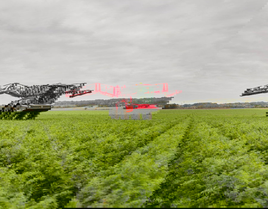 Folding of the booms on the Vanguard 67 with FastFoldPlus.