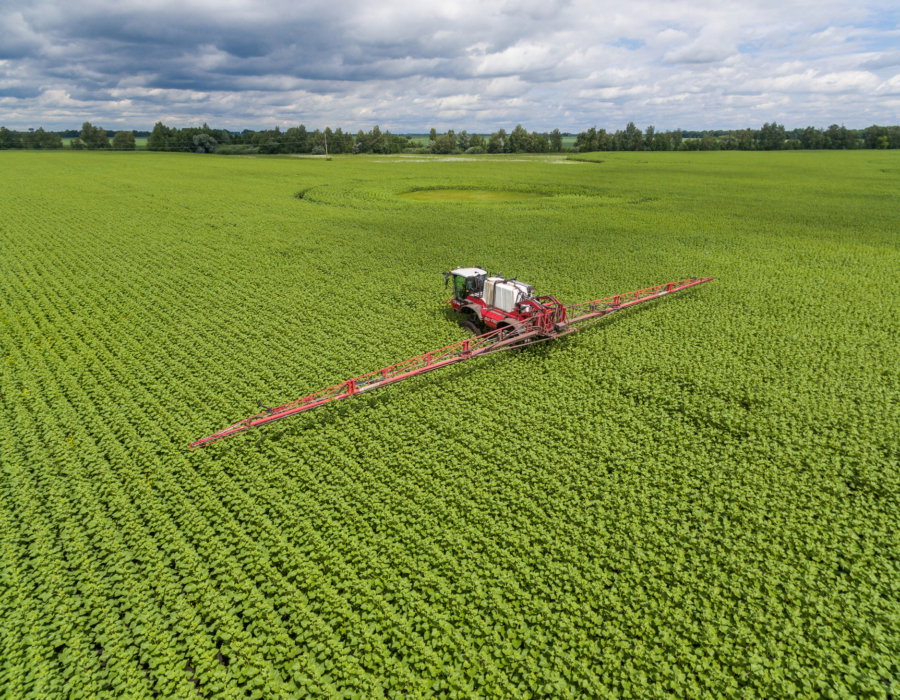 Agrifac Condor sprayer driving in a flat field.