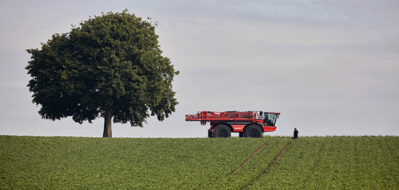 Agrifac Endurance 80 in the field with a man walking away from it.