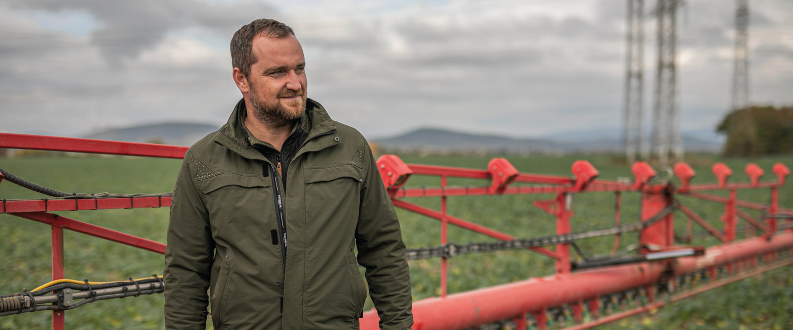 Erik Ivanic from Donau Farm next to the AICPlus sprayer.