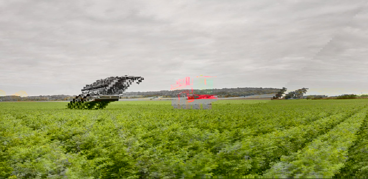 Folding boom of the Vanguard 67 sprayer.