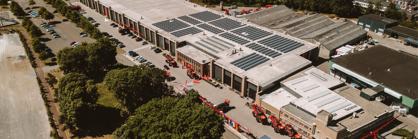 Overhead perspective of the Agrifac headquarters equipped with solar panels on the roof, highlighting eco-friendly architecture.