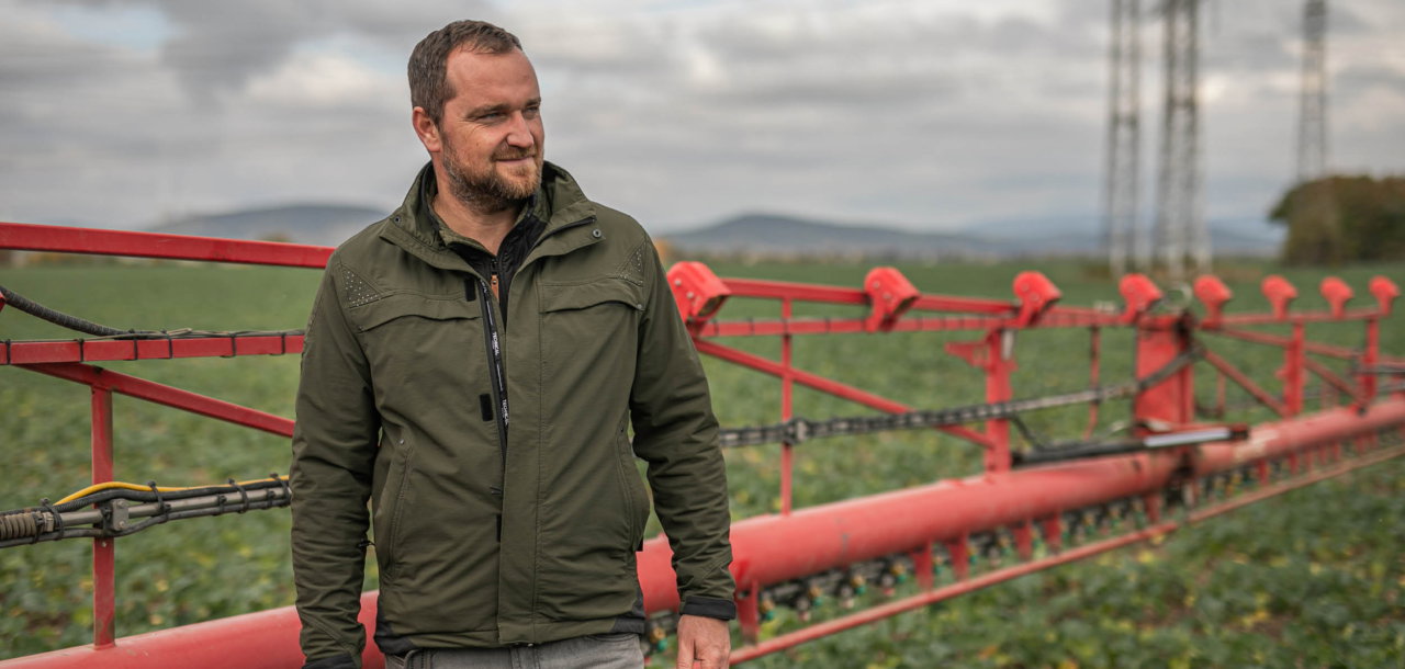 Erik Ivanic from Donau Farm next to the AICPlus sprayer.